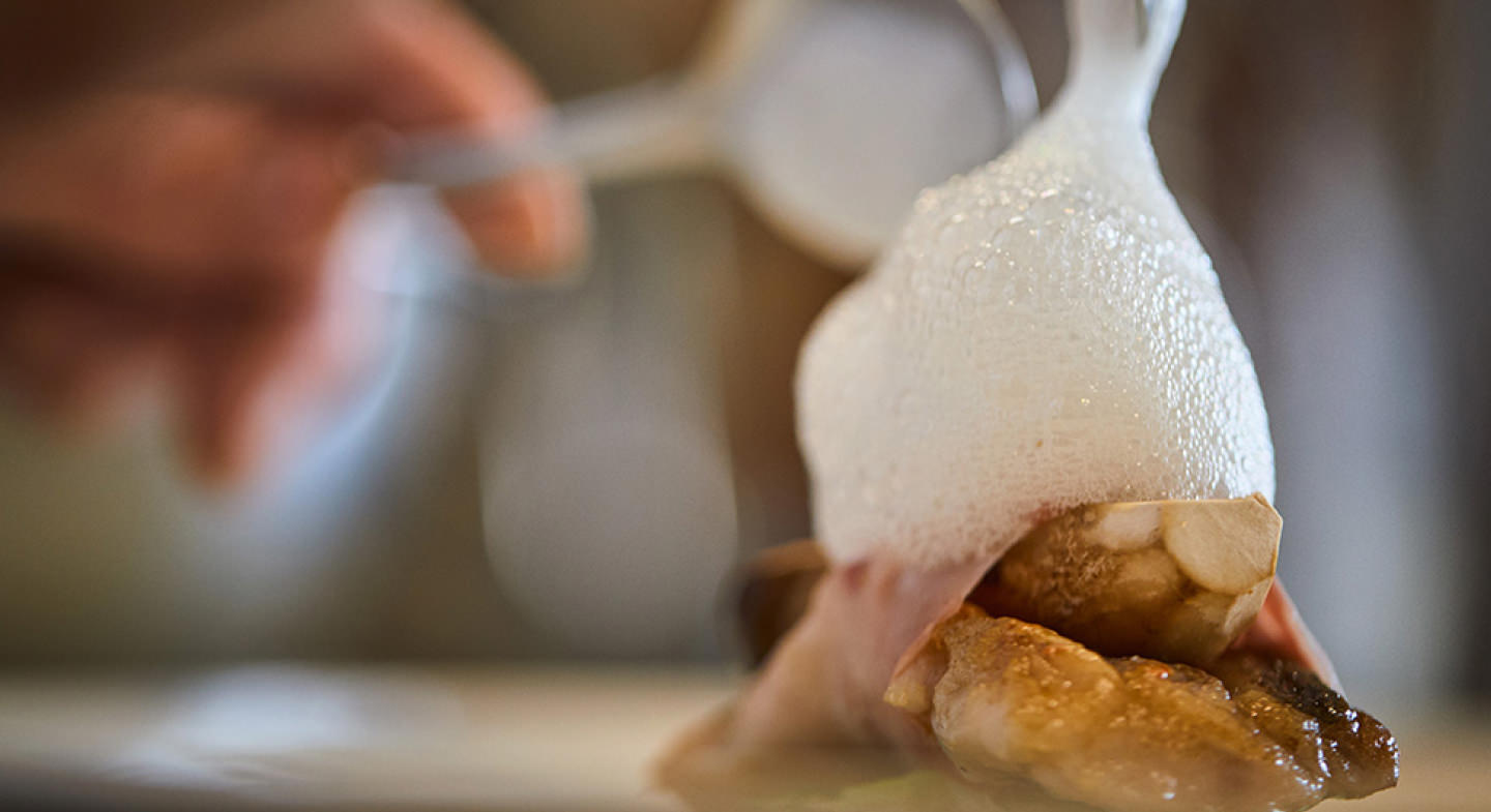 抜群の透明度を誇る特牛の海。この海水が若干しの味の決め手に。